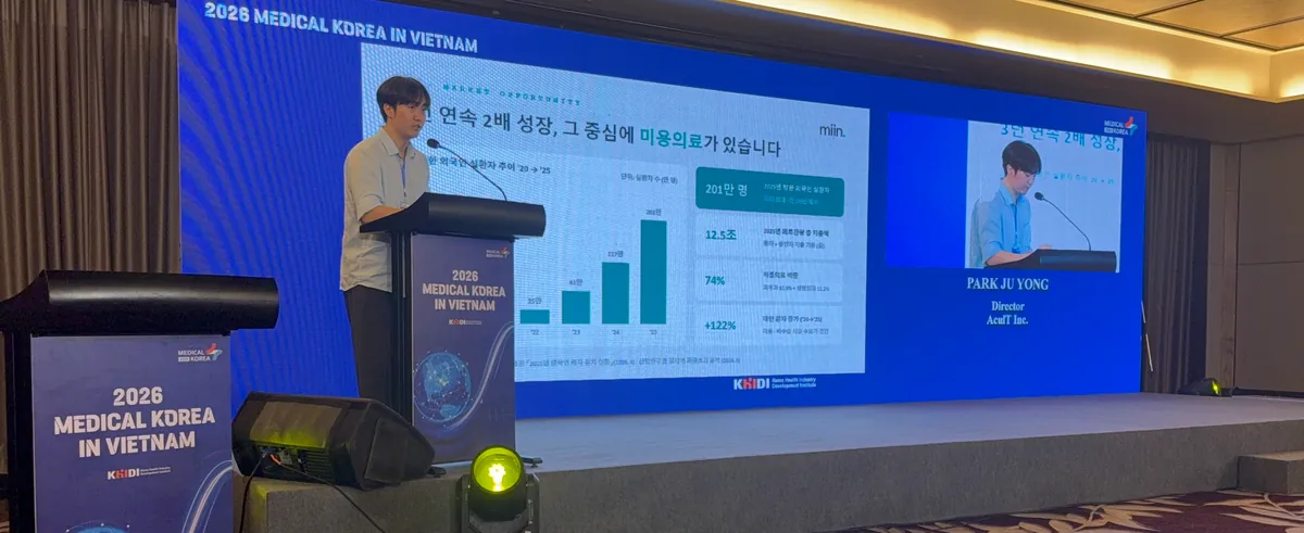 Juyong Park, Director of AcuIT, presenting MIIN on stage at Medical Korea in Vietnam 2026